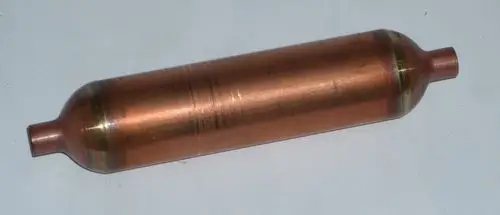 Kupferne Schalldämpferkomponente von Daikin, zylindrische Form mit zwei Anschlüssen an den Enden, zur Geräuschreduzierung in HKL-Anwendungen.